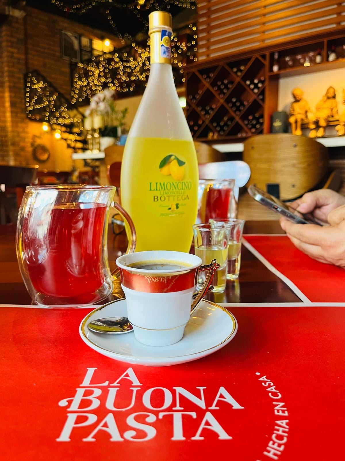 Espresso y limoncino Bottega en mesa con mantel de La Buona Pasta