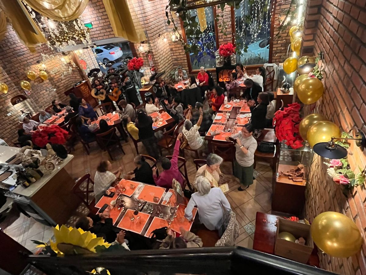 Noche de evento con musica en vivo y restaurante lleno en La Buona Pasta