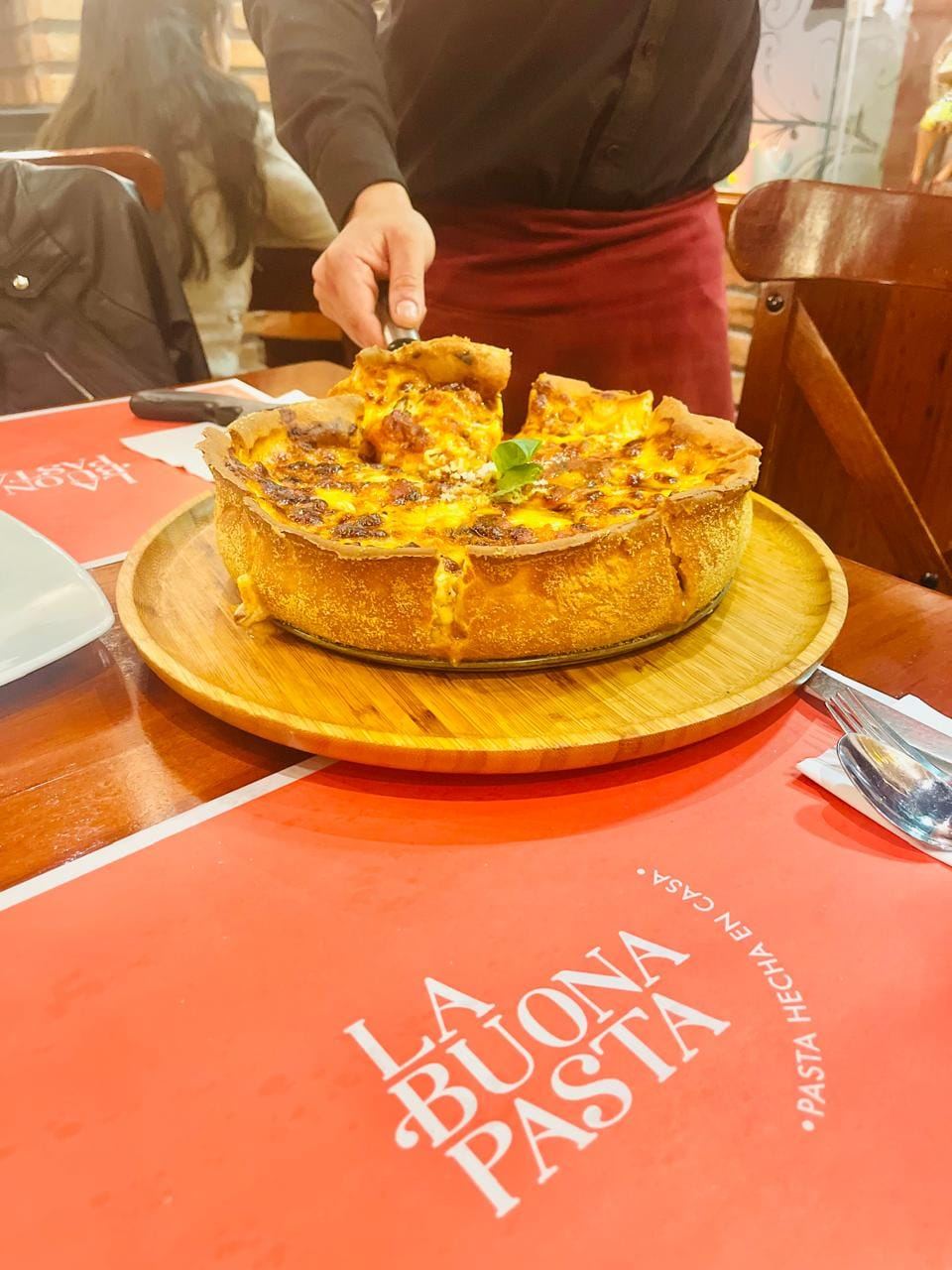 Pizza artesanal recién salida del horno servida en la mesa